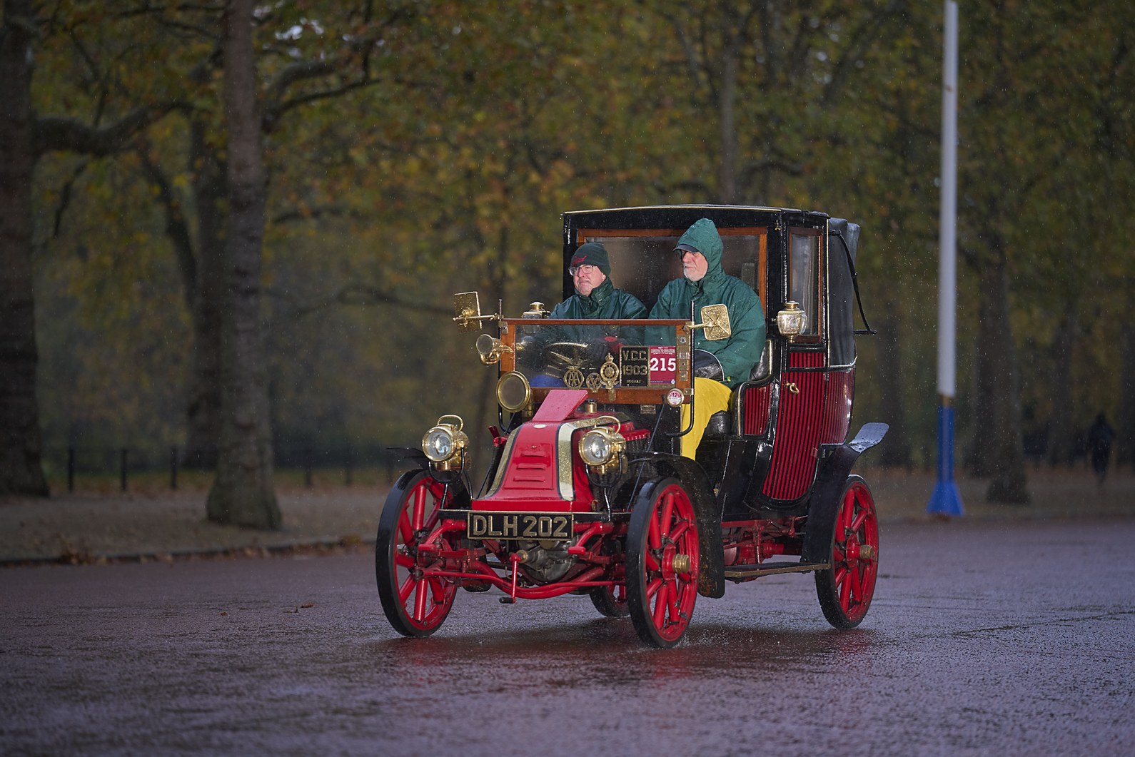 London To Brighton Veteran Car Run 2025 - Adventures On The Mall With Off Camera Flash -Part 2 2 Reg Plate DLH202 Run Number Red 215 DLH Web Image